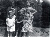 Familiealbum Sdb022 1  1950 07 Søde unger forsamlede i anledning af mosters 50 års dag 2.7.1950
